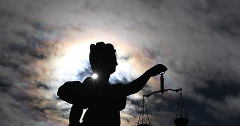 Gericht entscheidet zugunsten des Miteigentümers: Eigenbedarf kann Vorrang vor dem Wohnrecht von Angehörigen haben.