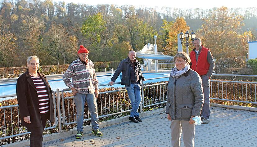 Gehören zu den Stützen der Freibadfreunde (von links): Claudia und Berthold Oßner, Günter Geißler, Anita Brechter und ihr Schwager Manfred Brechter.
Foto: Simon Gajer