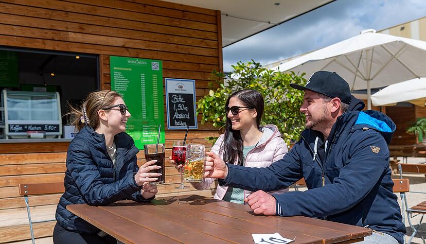 Zählen zu den ersten Gästen, die am ersten Öffnungstag nach dem Lockdown den Weingarten besuchen (von links): Tanika, Nicola und Michael Engelhardt.
Fotos: Mario Berger Zählen zu den ersten Gästen, die am ersten Öffnungstag nach dem Lockdown den Weingarten besuchen (von links): Tanika, Nicola und Michael Engelhardt.
Fotos: Mario Berger