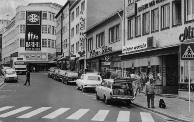 Zusammengestellt von Archiv und Dokumentation der Heilbronner Stimme 
Kilianstraße / Ecke Klarastraße 1968. Der Erweiterungsbau des Bekleidungshauses Barthel entstand 1956. Das Textilhaus Barthel verschwindet 1986 aus der Heilbronner Geschäftswelt.