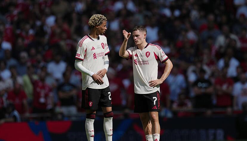 Die Ex-Bundesligastars Hugo Ekitike (l) und Florian Wirtz spielen jetzt in England - wie so viele andere auch. Die Ex-Bundesligastars Hugo Ekitike (l) und Florian Wirtz spielen jetzt in England - wie so viele andere auch.