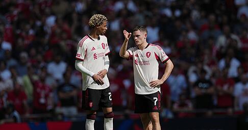 Die Ex-Bundesligastars Hugo Ekitike (l) und Florian Wirtz spielen jetzt in England - wie so viele andere auch.
