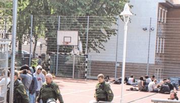 Freiheitsentzug hinter Sportplatzgittern: Szene der 1.-Mai-Demo.Foto: Friese