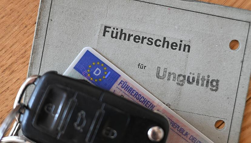 Lappen adé - scheiden tut weh? Nein, denn erstens bleibt die Fahrerlaubnis bestehen, zweitens bekommen Sie ein schönes neues Dokument und drittens können Sie Ihr altes auch noch behalten. Lappen adé - scheiden tut weh? Nein, denn erstens bleibt die Fahrerlaubnis bestehen, zweitens bekommen Sie ein schönes neues Dokument und drittens können Sie Ihr altes auch noch behalten.