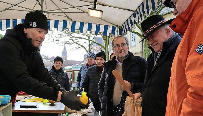 Nur Männer an einem Stand mit Küchengeräten? Auch das gibt es. Hier präsentiert Stefan Geiger aus Rosenheim seine Keramik-Reiben: „Die sind der Renner.“ Nur Männer an einem Stand mit Küchengeräten? Auch das gibt es. Hier präsentiert Stefan Geiger aus Rosenheim seine Keramik-Reiben: „Die sind der Renner.“
