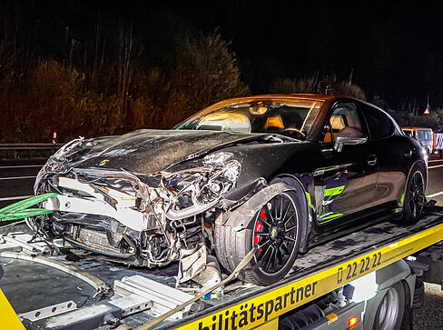 Ein Porsche ist kurz vor dem Fahrbahnteiler der A6 am Weinsberger Kreuz in Fahrtrichtung N&uuml;rnberg in einen Kleinwagen gekracht.