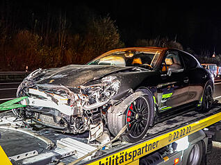 Ein Porsche ist kurz vor dem Fahrbahnteiler der A6 am Weinsberger Kreuz in Fahrtrichtung N&uuml;rnberg in einen Kleinwagen gekracht.