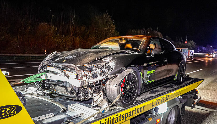 Ein Porsche ist kurz vor dem Fahrbahnteiler der A6 am Weinsberger Kreuz in Fahrtrichtung Nürnberg in einen Kleinwagen gekracht. Ein Porsche ist kurz vor dem Fahrbahnteiler der A6 am Weinsberger Kreuz in Fahrtrichtung Nürnberg in einen Kleinwagen gekracht.