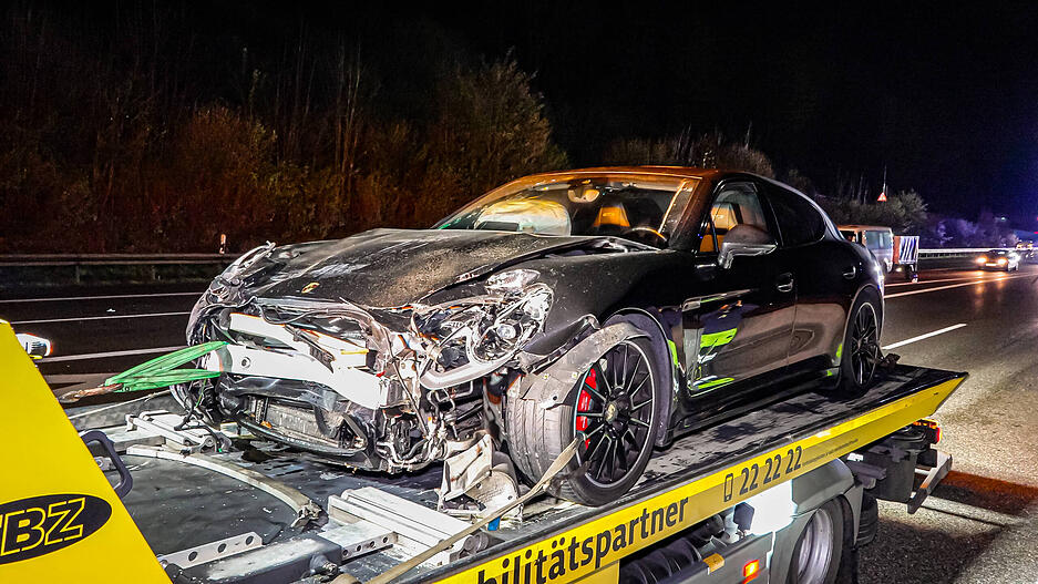 Ein Porsche ist kurz vor dem Fahrbahnteiler der A6 am Weinsberger Kreuz in Fahrtrichtung N&uuml;rnberg in einen Kleinwagen gekracht.