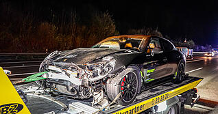 Ein Porsche ist kurz vor dem Fahrbahnteiler der A6 am Weinsberger Kreuz in Fahrtrichtung Nürnberg in einen Kleinwagen gekracht. Ein Porsche ist kurz vor dem Fahrbahnteiler der A6 am Weinsberger Kreuz in Fahrtrichtung Nürnberg in einen Kleinwagen gekracht.
