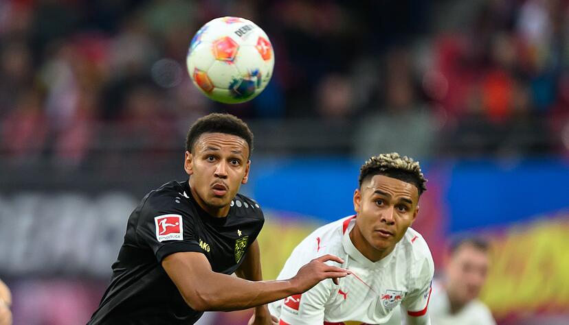 Luca Jaquez (l) hat beim VfB an Bedeutung gewonnen - f&uuml;r die Schweizer Nationalmannschaft f&auml;llt er angeschlagen aus.