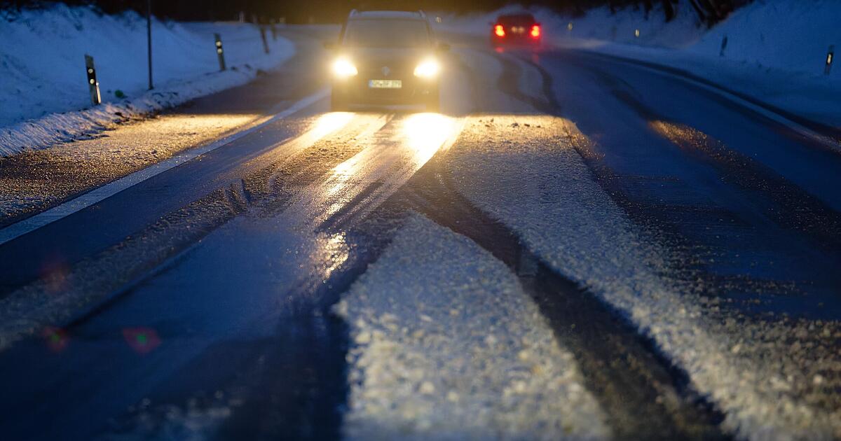 Slippery road accident in Mosbach: Audi driver loses control and slides ...