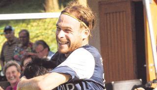 Die SG Sindringen/Ernsbach konnte gegen Gaisbach &uuml;ber sieben Tore jubeln. Hier umarmen sich Rico Megerle (rechts) und Panagiotis Tsimtsiridis.Foto: Alex Bertok