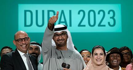COP-Präsident Sultan al-Dschaber (M) mit UN-Klimachef Simon Stiell und COP28-Chefunterhändlerin Hana Al-Hashimi.