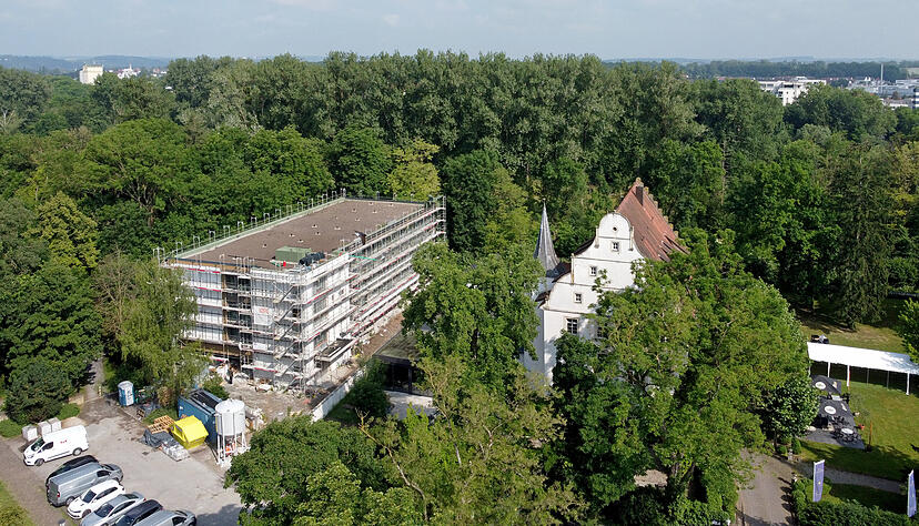 Der Neubau (links) am Hotel Schloss Lehen befindet sich derzeit im Innenausbau. Im September soll Er&ouml;ffnung gefeiert werden.