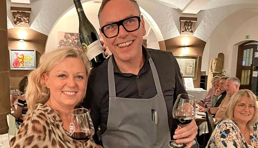 Die Baden-Badener Sommelière und Buchautorin Natalie Lumpp und das Küchenteam von Ratskeller-Wirt Rainer Mosthaf kombinierten feine Speisen mit 18 Top-Tropfen aus dem Angebot des Heilbronner Weindorfs.
Foto: Kilian Krauth