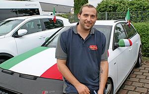 Simone dell"Anna vor seinem geschmückten Auto. Gewinnt Italien, wird es eine lange Nacht, ist er sicher.