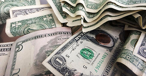 Der US-Dollar ist derzeit geschwächt, das kann sich auch auf Reisen in die Staaten auswirken. Zumindest Flüge sind derzeit günstig.