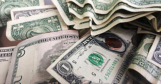 Der US-Dollar ist derzeit geschwächt, das kann sich auch auf Reisen in die Staaten auswirken. Zumindest Flüge sind derzeit günstig. Der US-Dollar ist derzeit geschwächt, das kann sich auch auf Reisen in die Staaten auswirken. Zumindest Flüge sind derzeit günstig.