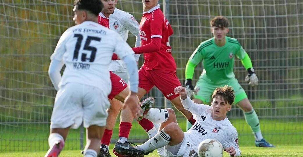 Trotz eines Schlags ins Gesicht in der Partie in Gommersdorf steht einem Einsatz von VfB-Innenverteidiger Valerij Felk (rechts vorne) nichts im Weg.
Foto: Michael Nachreiner