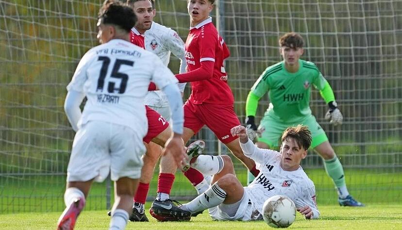 Trotz eines Schlags ins Gesicht in der Partie in Gommersdorf steht einem Einsatz von VfB-Innenverteidiger Valerij Felk (rechts vorne) nichts im Weg.
Foto: Michael Nachreiner Trotz eines Schlags ins Gesicht in der Partie in Gommersdorf steht einem Einsatz von VfB-Innenverteidiger Valerij Felk (rechts vorne) nichts im Weg.
Foto: Michael Nachreiner