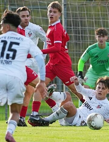 Trotz eines Schlags ins Gesicht in der Partie in Gommersdorf steht einem Einsatz von VfB-Innenverteidiger Valerij Felk (rechts vorne) nichts im Weg.
Foto: Michael Nachreiner