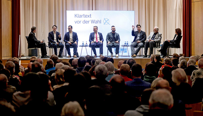 Die sechs Kandidaten der im Land- und Bundestag vertretenen Parteien stellen sich den Fragen von Ralf Reichert (links) und Yvonne Tscherwitschke (rechts).