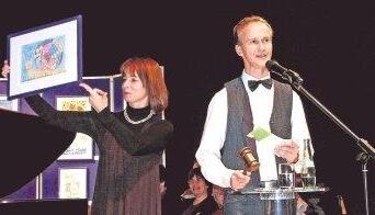 Zum Ersten, zum Zweiten und zum Dritten - Auktionator Peter Reichert versteigert Arbeiten von Kindern mit Handikap zugunsten des BSK.Fotos: Claudia Ankenbrand