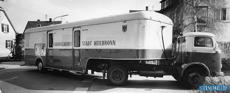 1976: Die Fahrbücherei besteht aus einem Spezialaufbau, der auf einem Sattelschlepperaufleger montiert ist. Die rollende Bücherei ist 10,50 Meter lang, 2,50 Meter breit und 2,25 Meter hoch. 1976: Die Fahrbücherei besteht aus einem Spezialaufbau, der auf einem Sattelschlepperaufleger montiert ist. Die rollende Bücherei ist 10,50 Meter lang, 2,50 Meter breit und 2,25 Meter hoch.