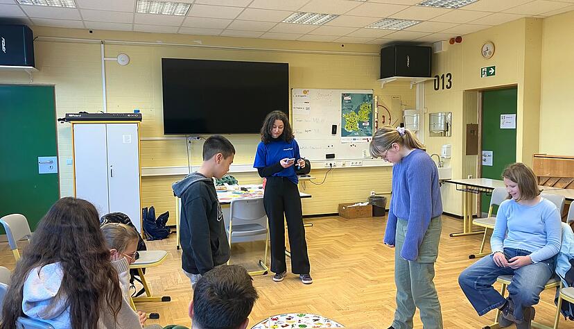 Pauline Nievollet vom France Mobil &uuml;bt mit den Sechstkl&auml;sslern der Leintalschule in Schwaigern spielerisch die franz&ouml;sische Sprache.