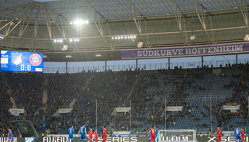 Fans verlassen das Stadion nachdem das Spiel wegen Beleidigungen gegen Hopp unterbrochen wurde. Foto: dpa Fans verlassen das Stadion nachdem das Spiel wegen Beleidigungen gegen Hopp unterbrochen wurde. Foto: dpa