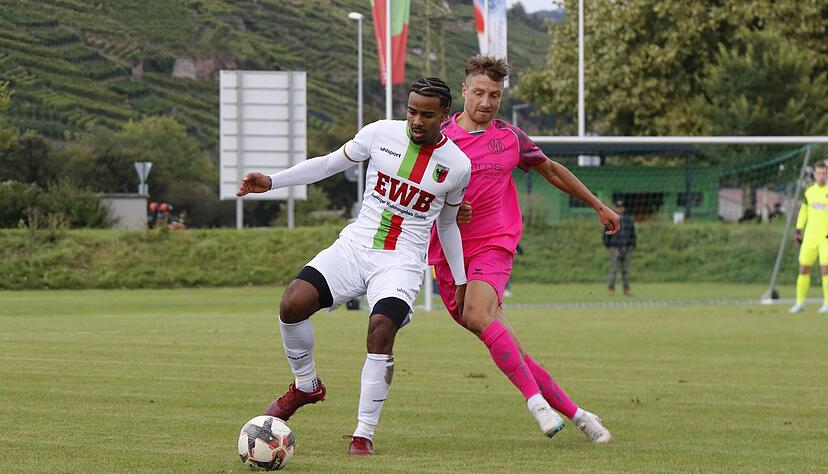 Julian Schiffmann (rechts) erzielt den überraschenden Führungstreffer des VfR Heilbronn gegen den FC Esslingen.