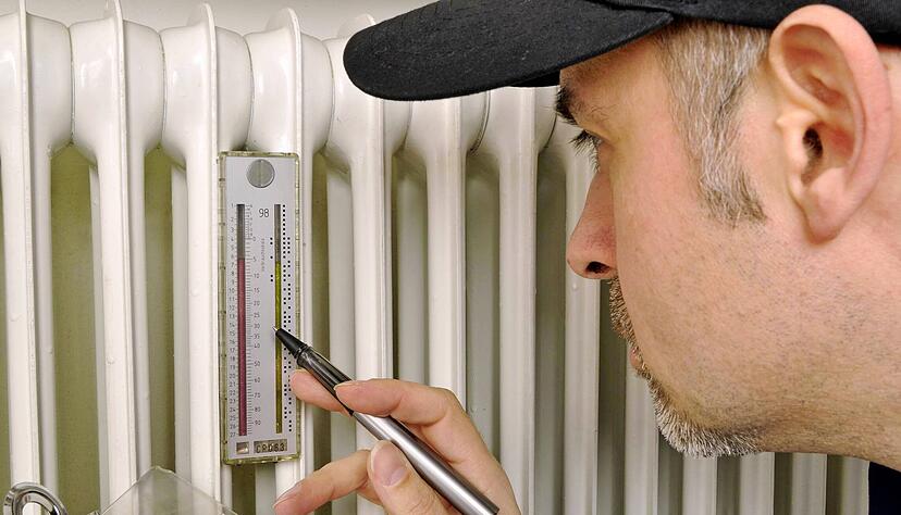 Oft gehen Energiesparmaßnahmen teure Sanierungen voran. Auf Dauer lohnt sich das. Aber wer in finanziell prekären Verhältnissen lebt, kann es sich kaum leisten, das Dach aufwendig neu zu dämmen oder die Fenster auszutauschen.
Symbolfoto: Dan Race/AdobeStock