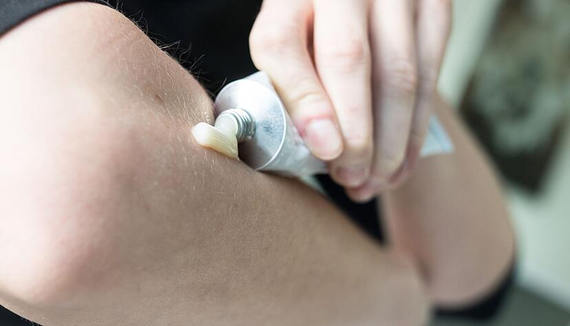 Fünf Schmerzsalben schneiden bei der Zeitschrift «Öko-Test» sehr gut ab - drei setzen auf Ibuprofen, jeweils eine auf Piroxicam und Felbinac. Fünf Schmerzsalben schneiden bei der Zeitschrift «Öko-Test» sehr gut ab - drei setzen auf Ibuprofen, jeweils eine auf Piroxicam und Felbinac.