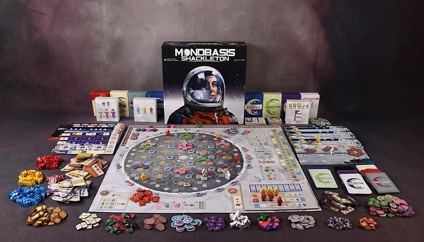 In «Mondbasis Shackleton» leiten bis zu 4 Spielende eine Raumfahrtagentur, die am Südpol des Mondes Ressourcen abbauen, Gebäude errichten oder Projekte von Konzernen unterstützen soll. In «Mondbasis Shackleton» leiten bis zu 4 Spielende eine Raumfahrtagentur, die am Südpol des Mondes Ressourcen abbauen, Gebäude errichten oder Projekte von Konzernen unterstützen soll.