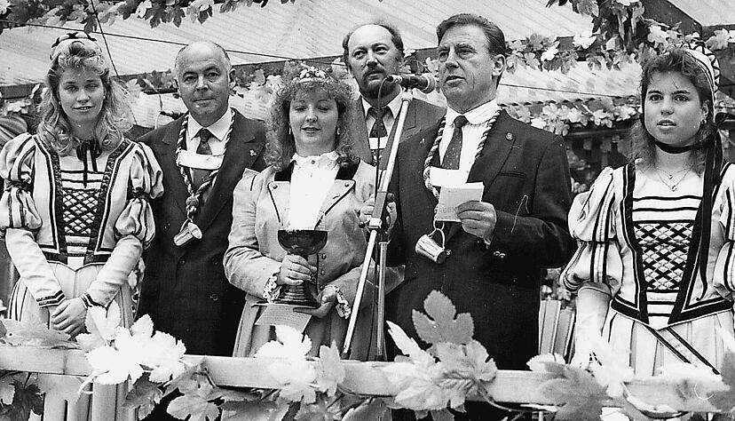 Das K&auml;thchen, nur schm&uuml;ckendes Beiwerk? OB Manfred Weinmann er&ouml;ffnet 1990 das Heilbronner Weindorf. Foto: Archiv