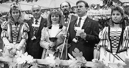 Das Käthchen, nur schmückendes Beiwerk? OB Manfred Weinmann eröffnet 1990 das Heilbronner Weindorf. Foto: Archiv Das Käthchen, nur schmückendes Beiwerk? OB Manfred Weinmann eröffnet 1990 das Heilbronner Weindorf. Foto: Archiv