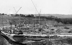 Im Mai 1972 lässt sich das Fundament des ersten Reaktorblocks im Schoße des ehemaligen Steinbruchs bereits erahnen. Im Mai 1972 lässt sich das Fundament des ersten Reaktorblocks im Schoße des ehemaligen Steinbruchs bereits erahnen.