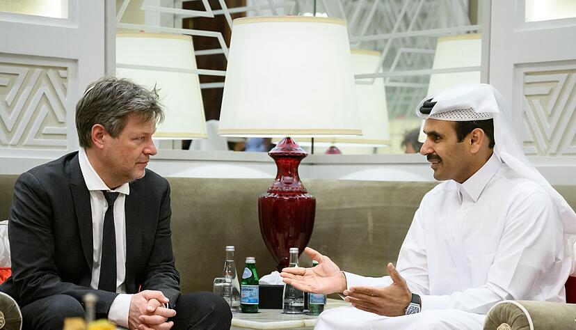 Bundeswirtschaftsminister Robert Habeck im Gespr&auml;ch mit Katars Energieminister Saad Scharida al-Kaabi.