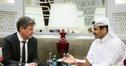 Bundeswirtschaftsminister Robert Habeck im Gespräch mit Katars Energieminister Saad Scharida al-Kaabi. Bundeswirtschaftsminister Robert Habeck im Gespräch mit Katars Energieminister Saad Scharida al-Kaabi.