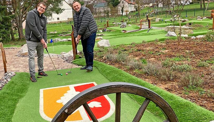 Patrick Waitz (links) und B&uuml;rgermeister Martin Piott liegen nach den ersten beiden Schl&auml;gen sehr nah beieinander. Sie er&ouml;ffnen die neue Anlage.