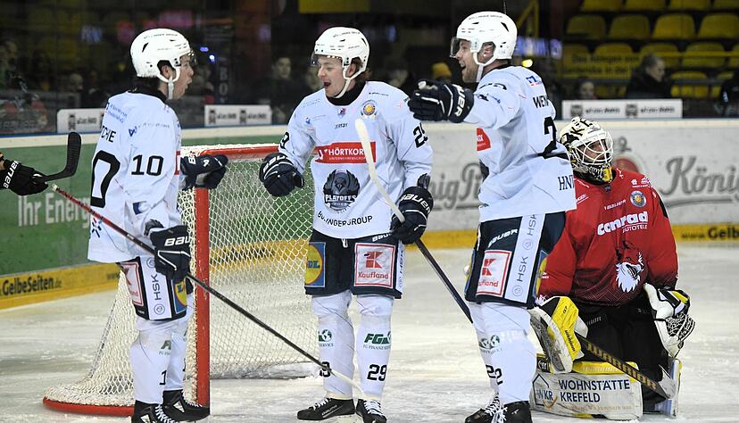 Die beiden besten Kumpel Nolan Ritchie (von links) und Calder Anderson - hier zusammen mit Thore Weyrauch - bilden ein kongeniales Sturmduo auf dem Eis.