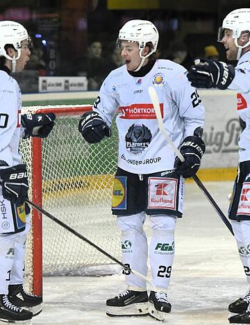 Die beiden besten Kumpel Nolan Ritchie (von links) und Calder Anderson - hier zusammen mit Thore Weyrauch - bilden ein kongeniales Sturmduo auf dem Eis.