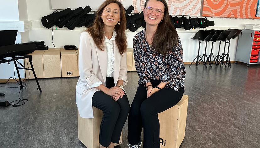 Stellen die Erzieherakademie vor: Schulleiterin Isabel Engelhaus (links) und Absolventin Alessa Meyer