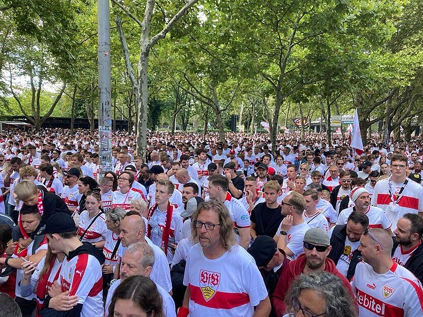 Die Stimmung war stark, es blieb friedlich bei der Fan-Karawane des VfB Stuttgart.