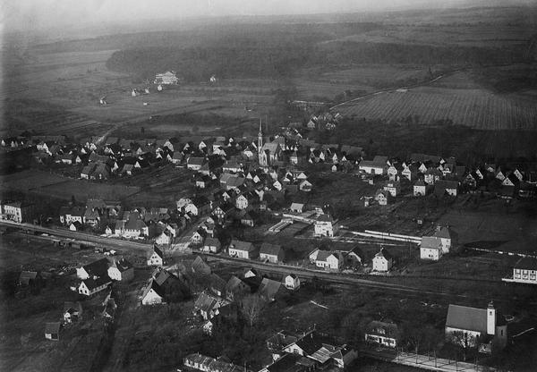 Seit 1930 tr&auml;gt Rappenau den Titel Bad. Das Luftbild zeigt eine beschauliche Kleinstadt mit Stadtkirche. Im Hintergrund ist die bereits1912 er&ouml;ffnete Vulpius-Klinik zu sehen.