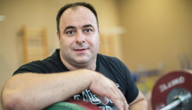 Gewichtheber Almir Velagic tr&auml;gt allein an K&ouml;rpermasse &uuml;ber 105 Kilo. Foto: Michael Kappeler