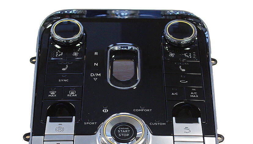 Das Vorzeigeprodukt von BJ Automotive ist diese Konsole f&uuml;r Bentley. Schalter und Kn&ouml;pfe sind die Spezialit&auml;t der Kirchardter.