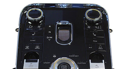 Das Vorzeigeprodukt von BJ Automotive ist diese Konsole f&uuml;r Bentley. Schalter und Kn&ouml;pfe sind die Spezialit&auml;t der Kirchardter.
Foto: Heiko Fritze