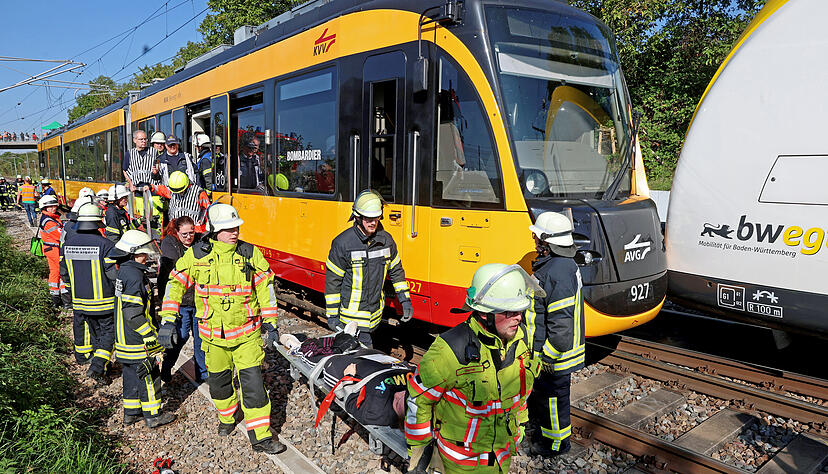 Bei einer groß angelegten Notfallübung in Schwaigern trainierten über 200 Einsatzkräfte die Rettung bei einem Zugunglück. Bei einer groß angelegten Notfallübung in Schwaigern trainierten über 200 Einsatzkräfte die Rettung bei einem Zugunglück.
